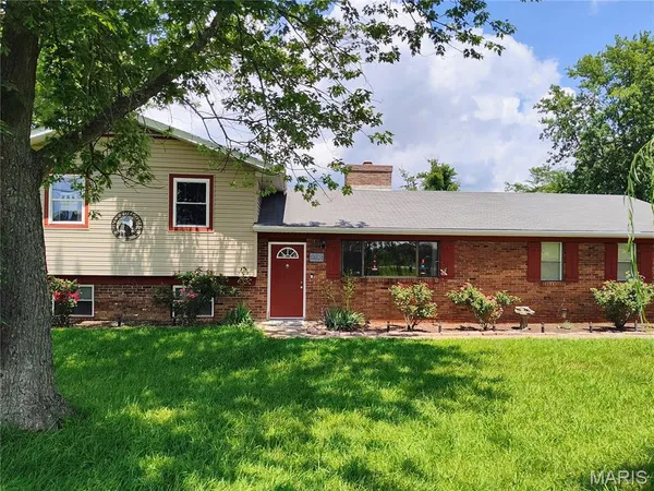 $289,900 | 1590 Yellow Rock Road, De Soto, MO 63020