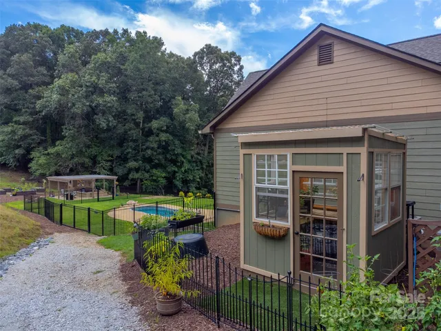 $999,999 | 1180 Porter Creek Drive, Franklin, NC 28734