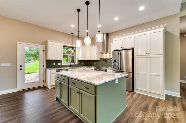 $999,999 | 1180 Porter Creek Drive, Franklin, NC 28734