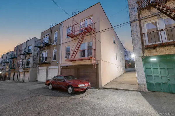 a picture of a room with a floor plan