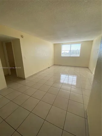 $1,700 | 606 West 81st Street, Unit 307, Hialeah, FL 33014