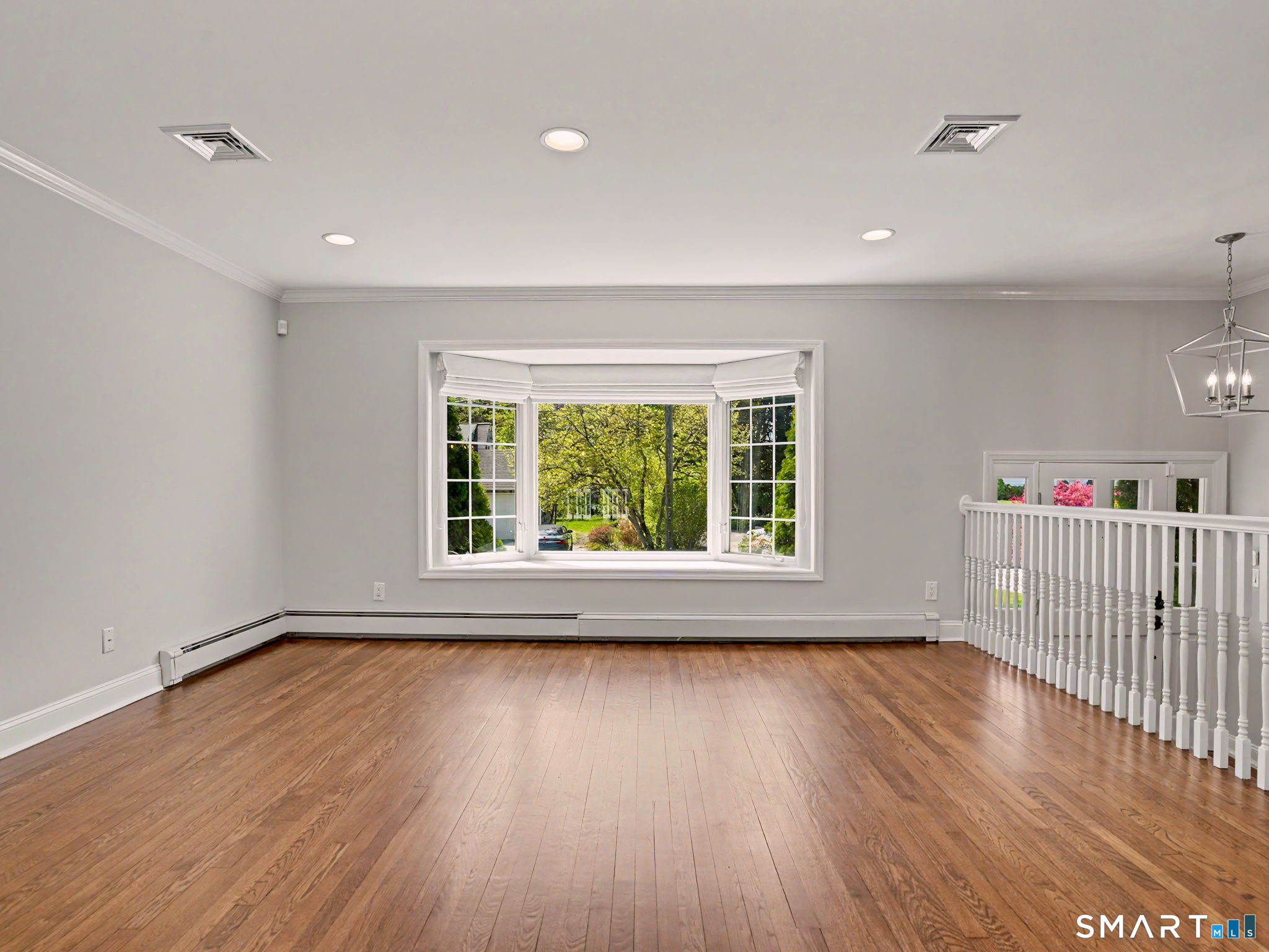 44 Sniffen Road Westport, CT 06880 - Photo 6 of 39 Spacious living room with bay window
