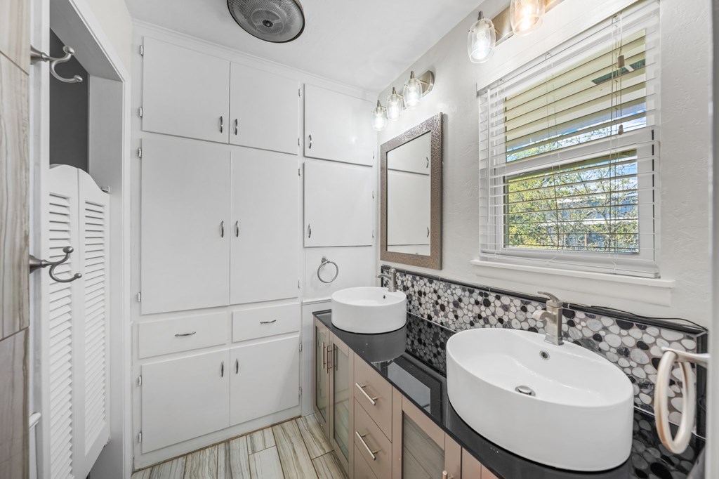 711 Cardinal Drive Kerrville, TX 78028 - Photo 14 of 30 a bathroom with a sink a toilet and shower