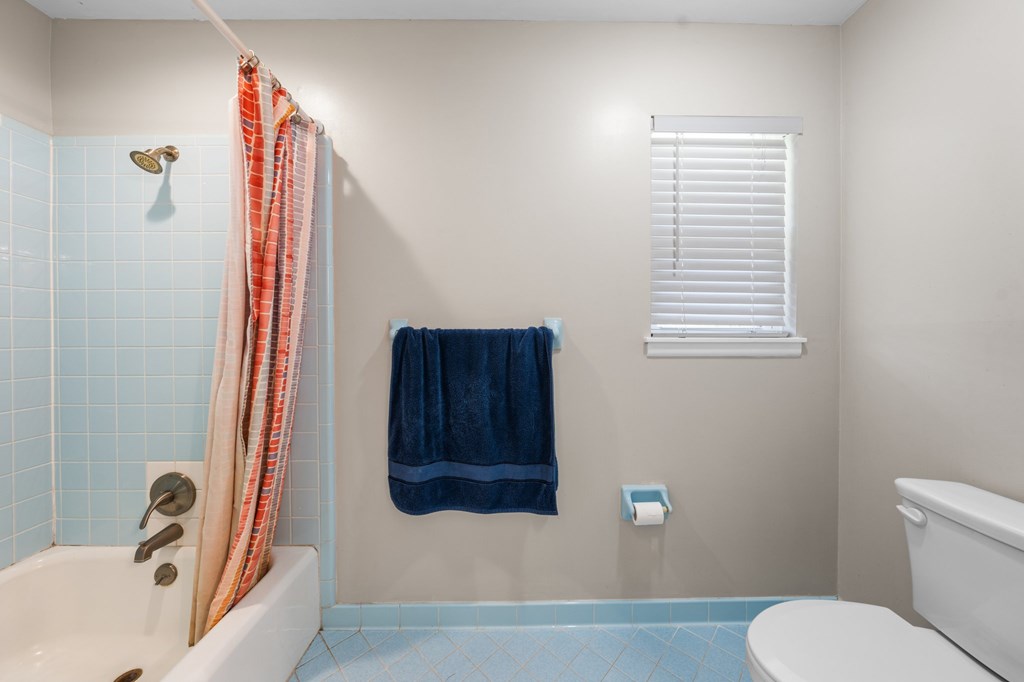 711 Cardinal Drive Kerrville, TX 78028 - Photo 18 of 30 a bathroom with a toilet and a sink