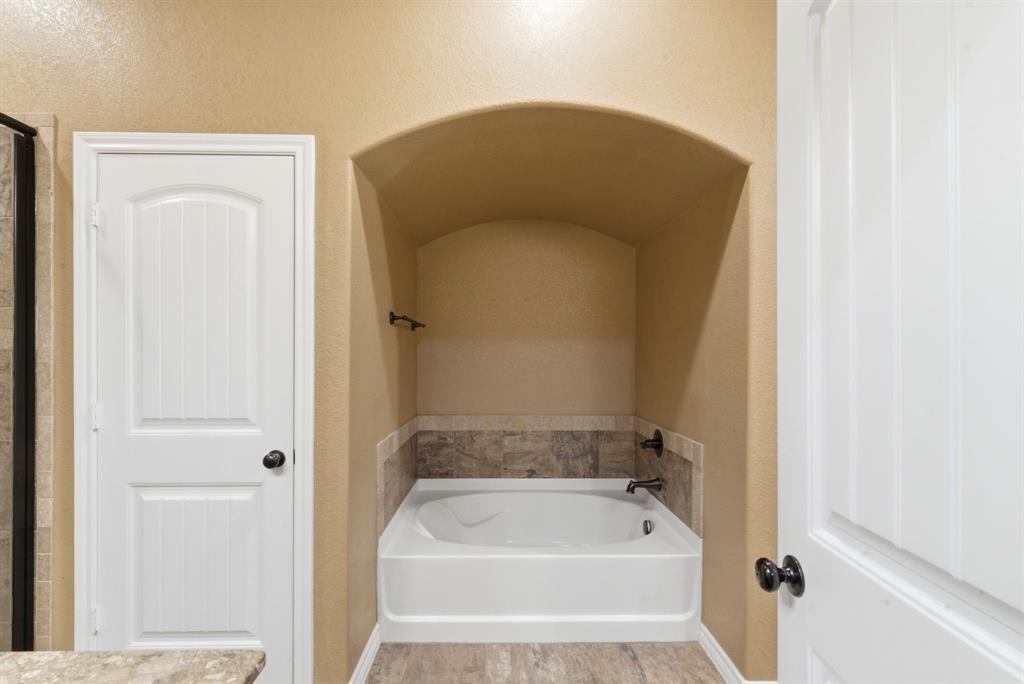 940 Elk Ridge Drive Stephenville, TX 76401 - Photo 14 of 23 a bathroom with a tub