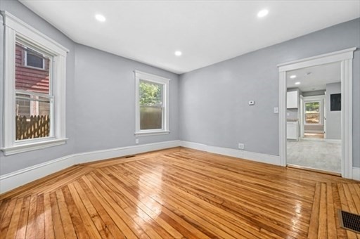 139 Lincoln Street Worcester, MA 01605 - Photo 4 of 36