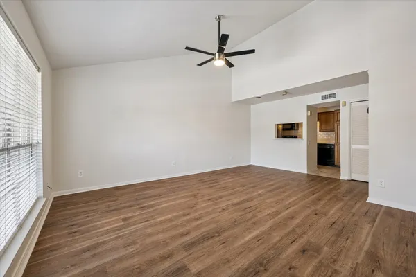 $1,800 | 1860 White Oak Drive, Unit 384, Houston, TX 77009