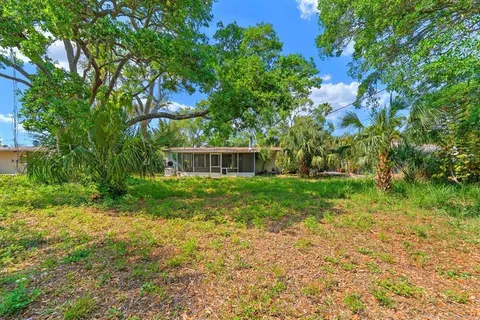 a view of a house with backyard and garden