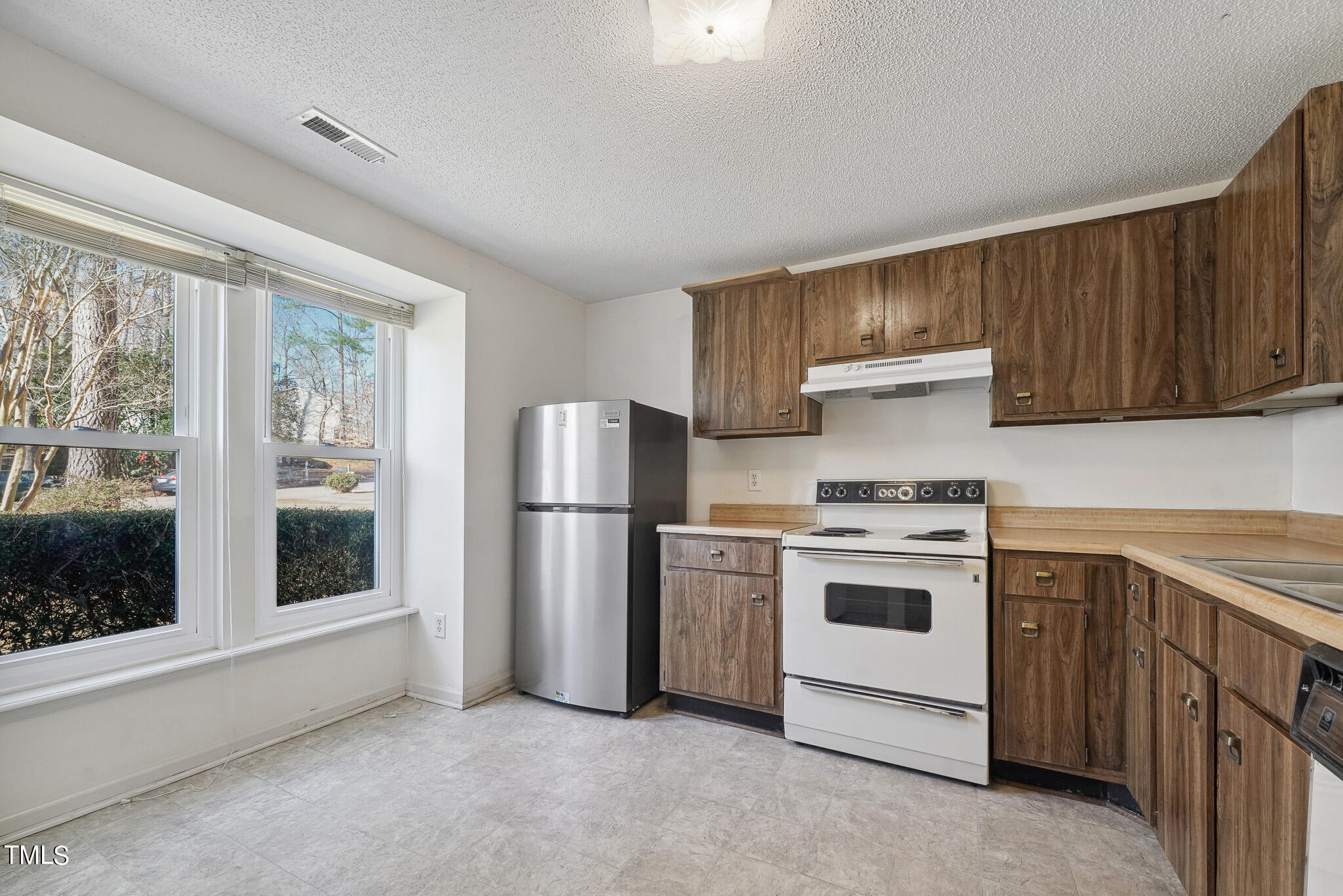 7246 Shellburne Drive Raleigh, NC 27612 - Photo 4 of 19 Eat in Kitchen_DSC8906