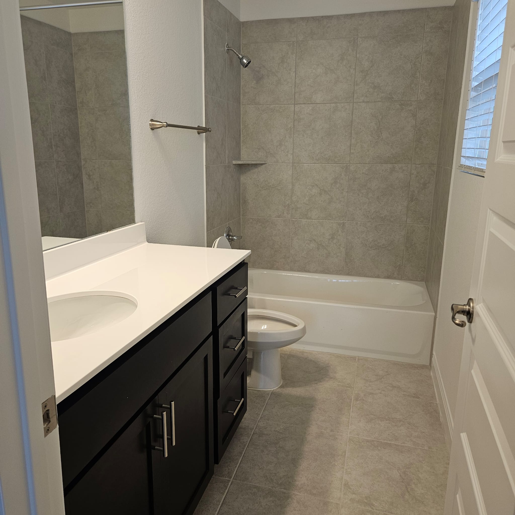 10017 Milton Albert Way Austin, TX 78748 - Photo 15 of 20 Upstairs Bathroom