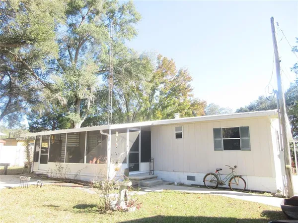 a view of a house with backyard
