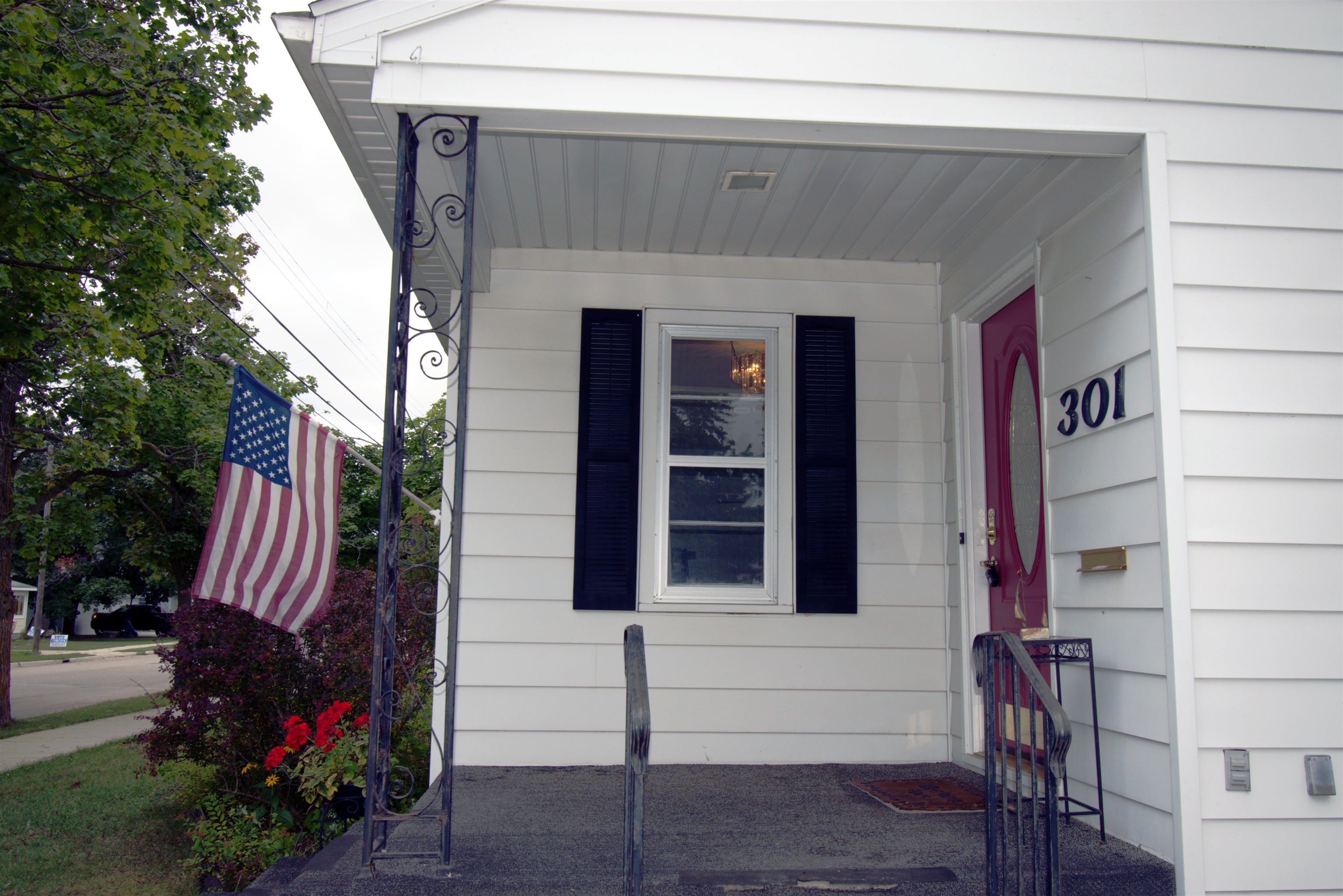 301 John R Street Clare, MI 48617 - Photo 3 of 69 1926622-73e45163-7416-47eb-bd8e-6520cec5fa40.JPG