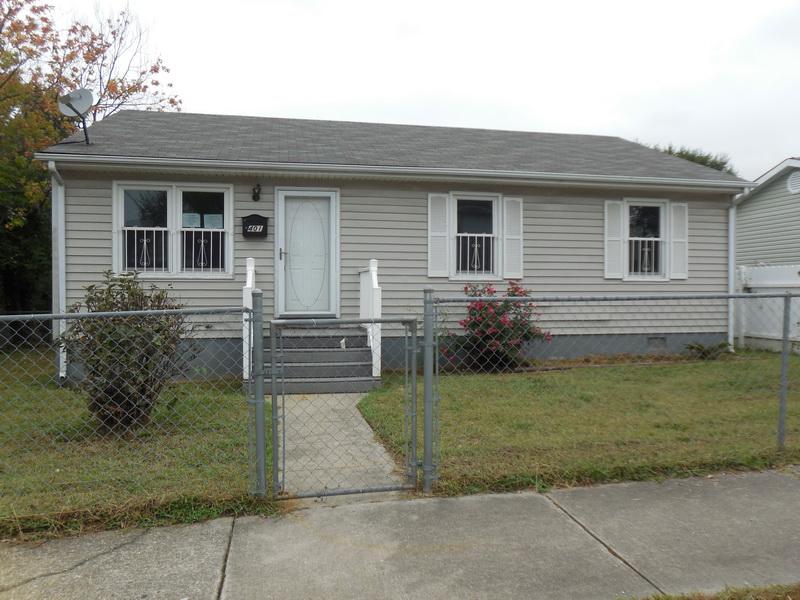 a view of a house with backyard