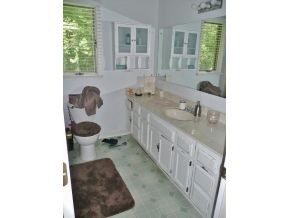 435 Ridgefields Road, Unit 1B Kingsport, TN 37660 - Photo 8 of 9 Bathroom