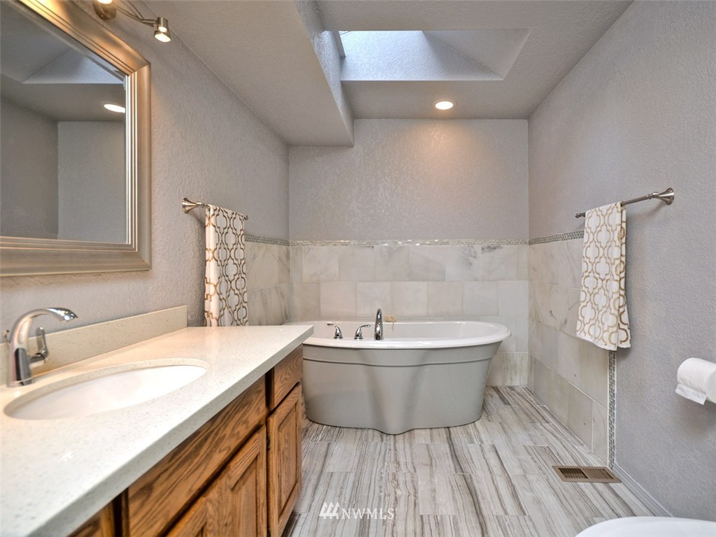 8311 Talbot Road Edmonds, WA 98026 - Photo 13 of 24 Gallery Image 13