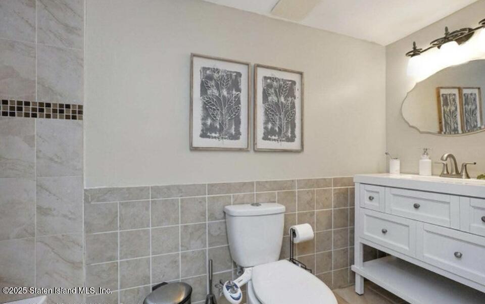 160 Rathbun Avenue Staten Island, NY 10312 - Photo 23 of 37 a bathroom with a toilet a sink and mirror