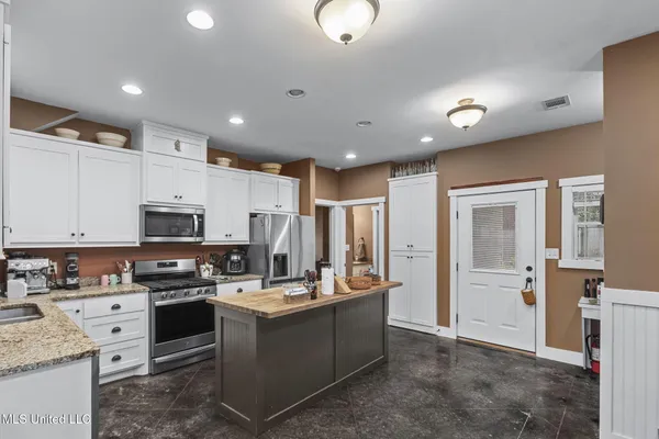 $339,900 | 3 Oakwood Glen Drive, Clinton, MS 39056