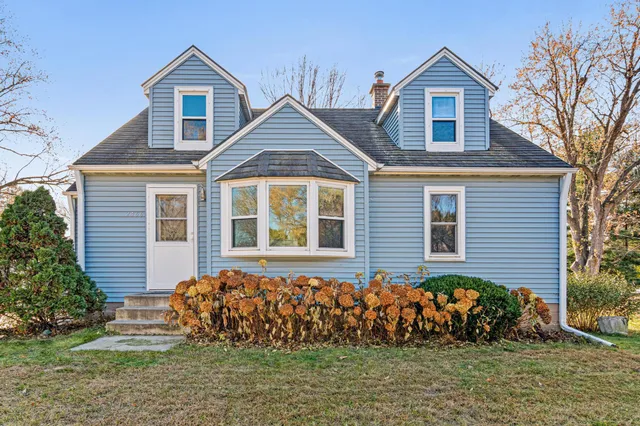 $325,000 | 2466 Clearview Avenue, Mounds View, MN 55112