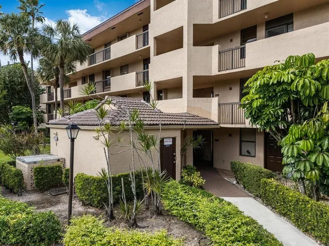 $2,400 | 2660 Carambola Circle North, Unit 302, Pompano Beach, FL 33066