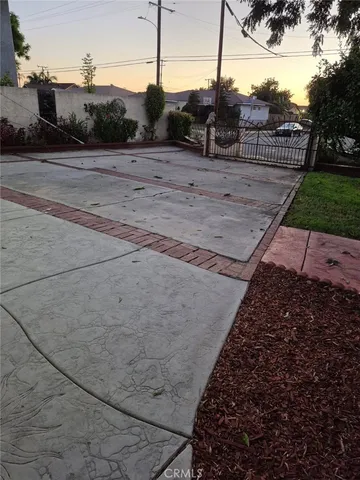 a view of a back yard