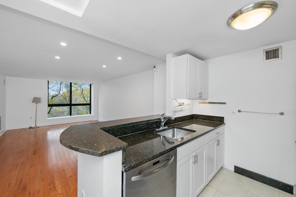 42 8th Street, Unit 1315 Boston, MA 02129 - Photo 5 of 20 a kitchen that has a sink and a stove