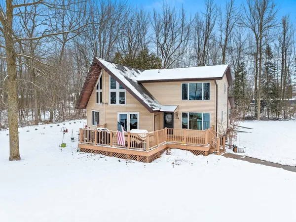 $334,900 | 129 West Wallrich Road, Cecil, WI 54111