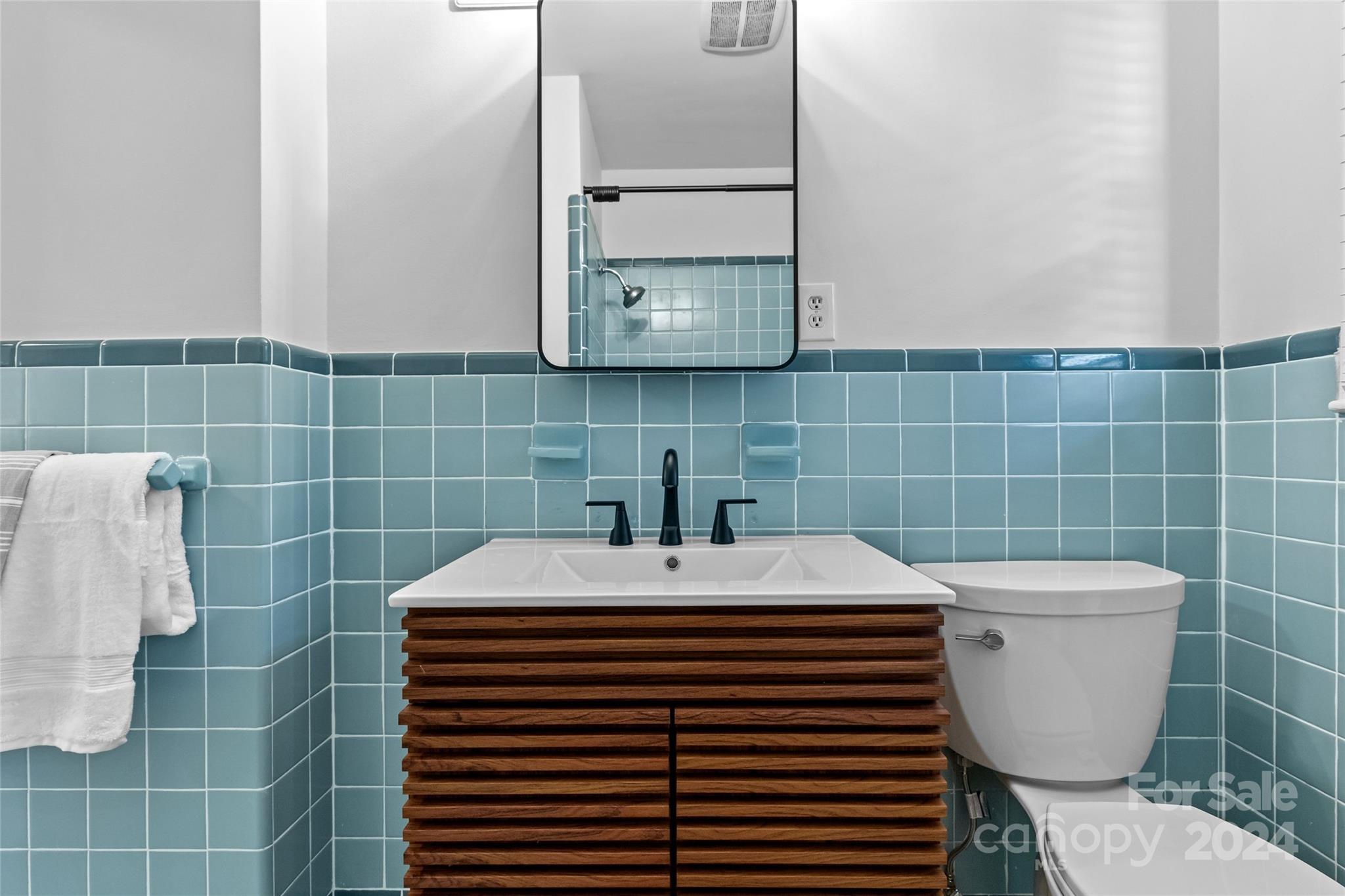 1639 Merry Oaks Road Charlotte, NC 28205 - Photo 25 of 47 a bathroom with a sink a toilet and mirror