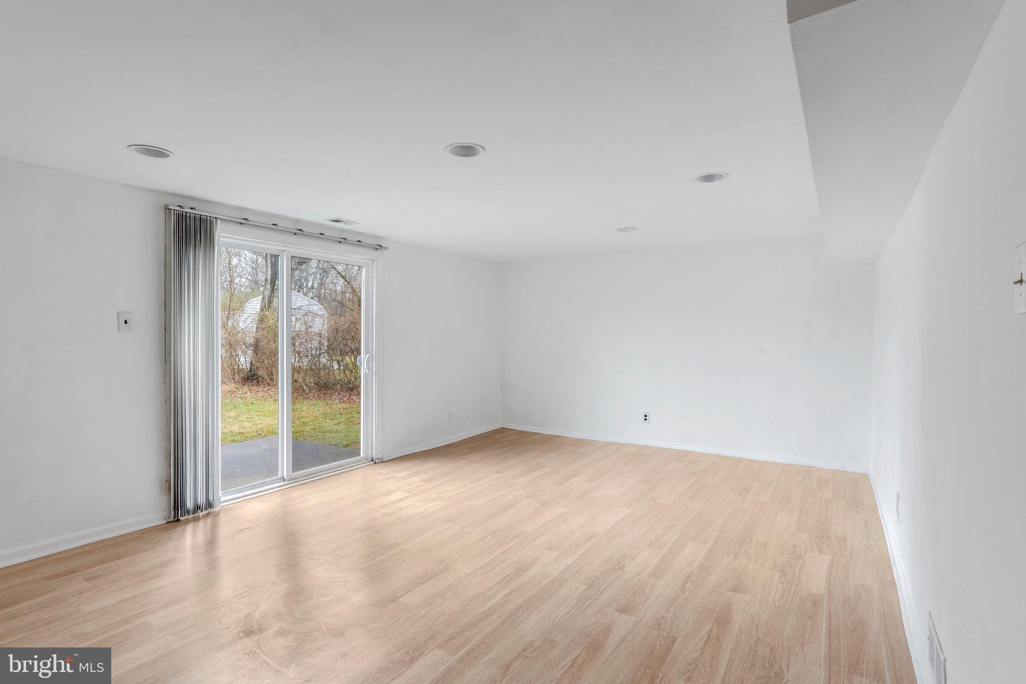 8877 Old Farm Road Philadelphia, PA 19115 - Photo 3 of 22 Family Room