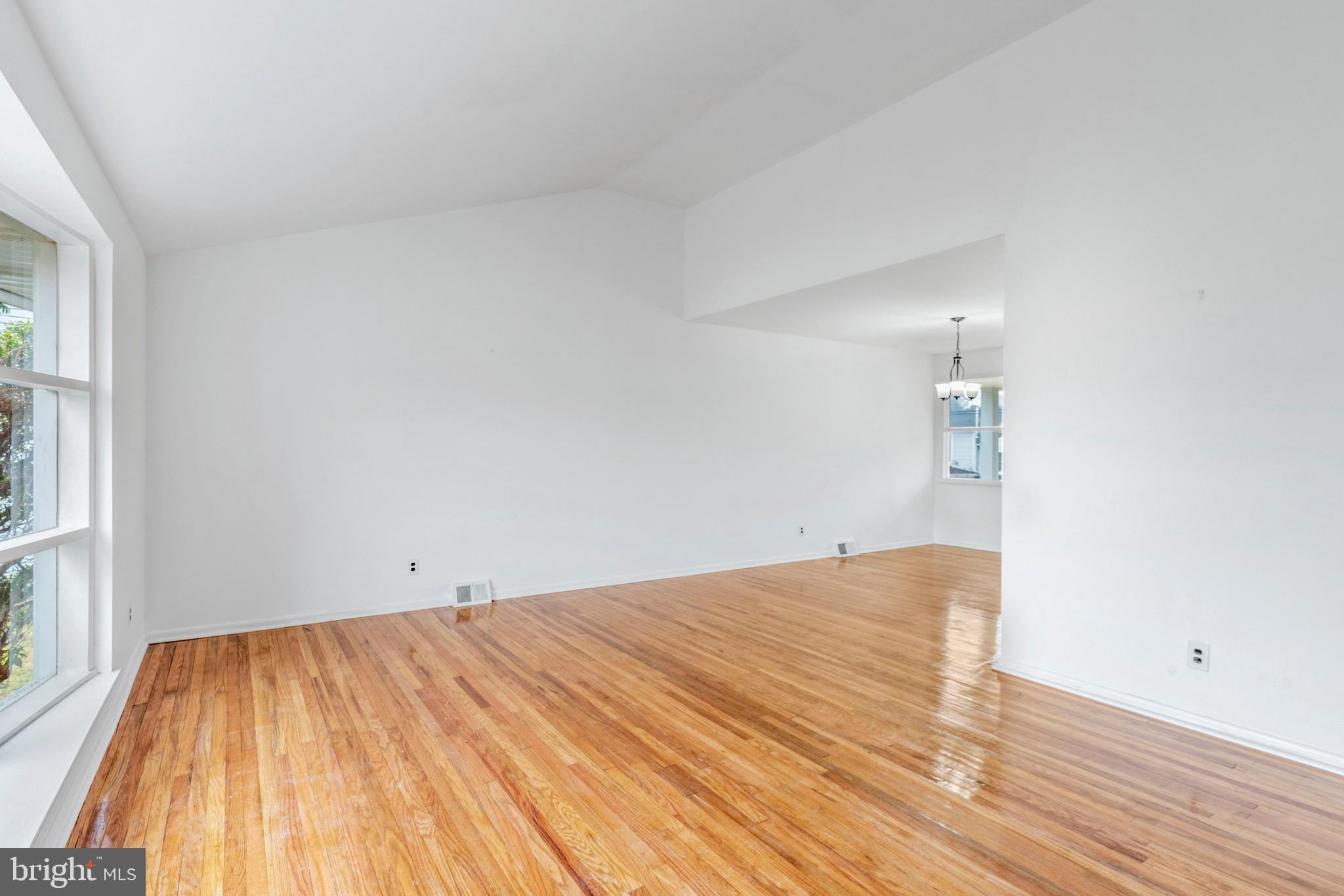 8877 Old Farm Road Philadelphia, PA 19115 - Photo 6 of 22 Living Room