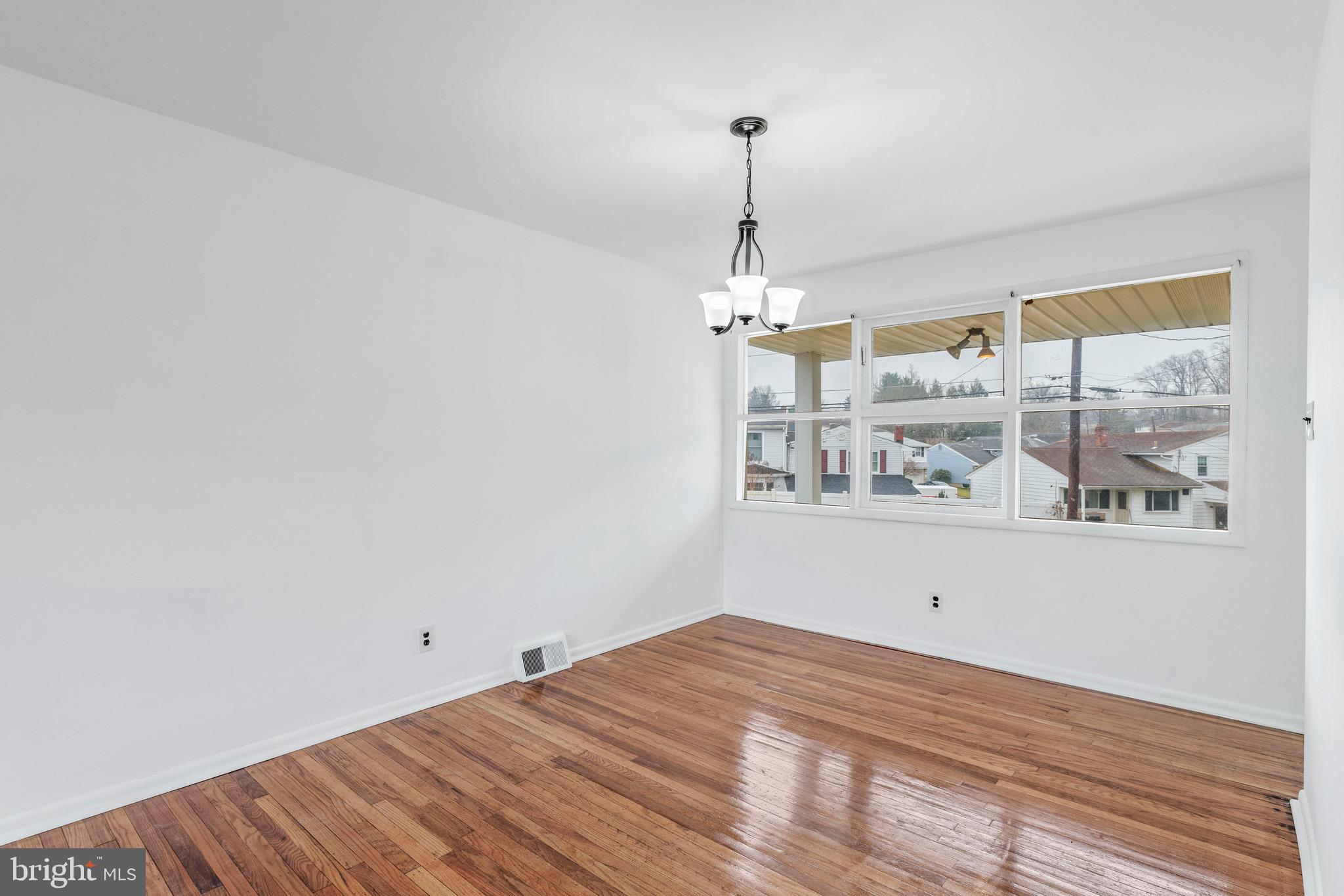 8877 Old Farm Road Philadelphia, PA 19115 - Photo 9 of 22 Dining Area
