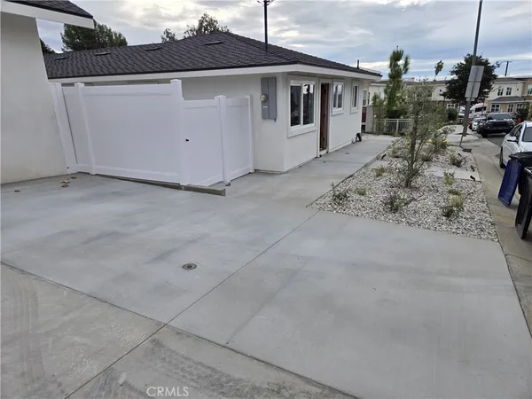 a view of a house with backyard