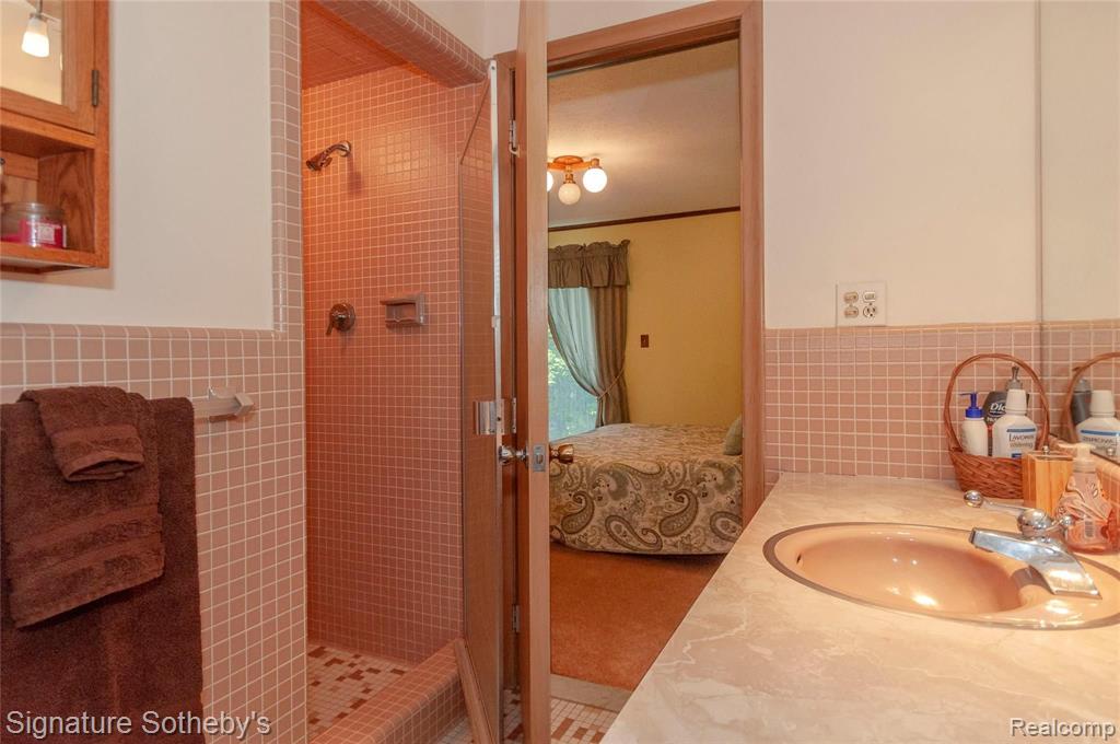 2020 Lake Angelus Road Lake Angelus, MI 48326 - Photo 37 of 52