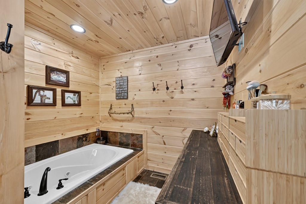 81 Sundance Ridge Epworth, GA 30541 - Photo 34 of 102 Master Bath Jetted Tub