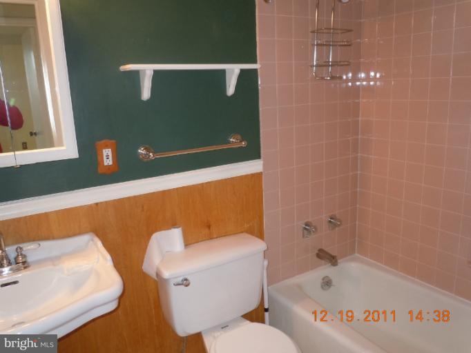 4141 North Henderson Road, Unit 822 Arlington, VA 22203 - Photo 14 of 15 Bath