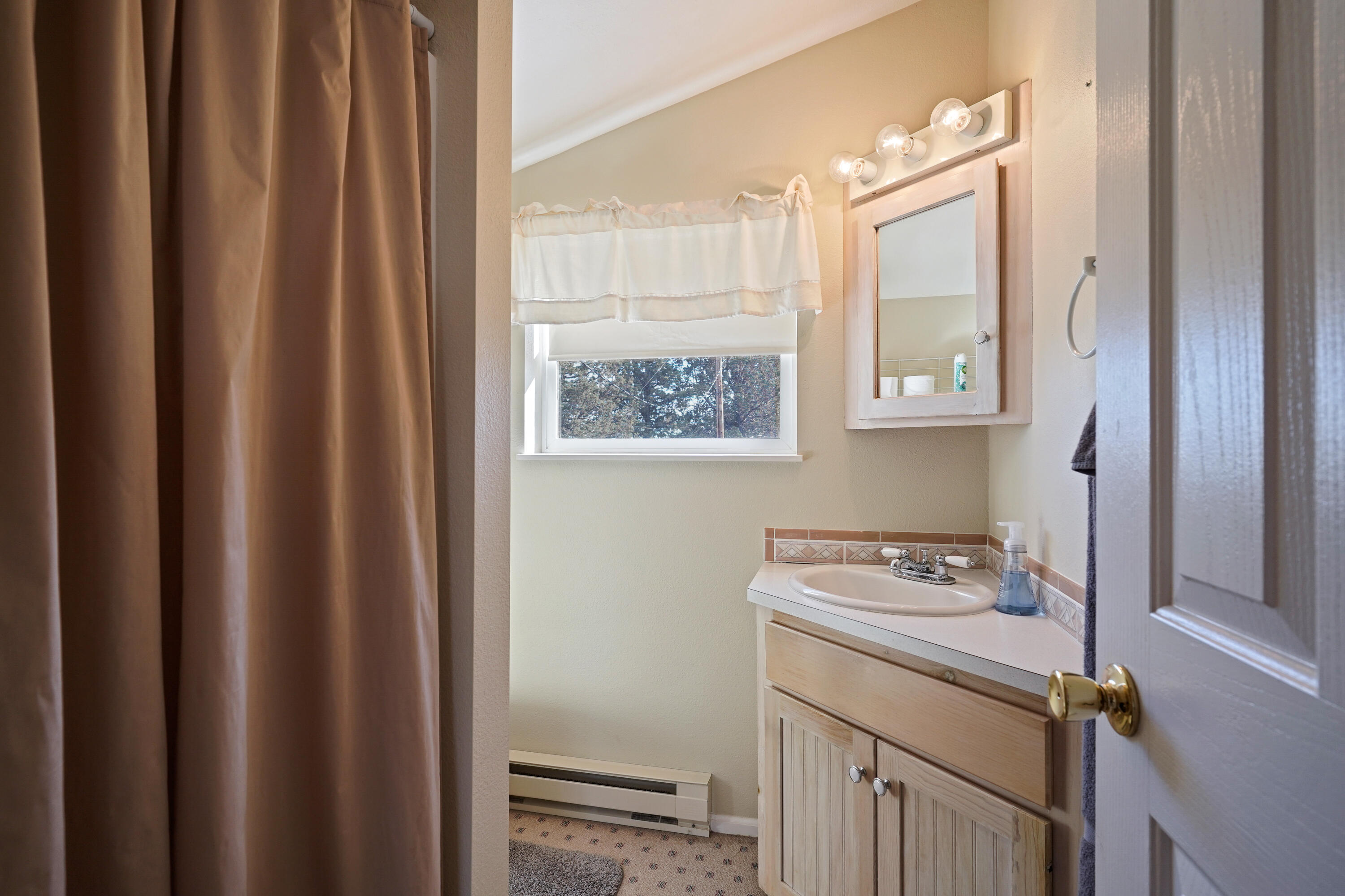 14609 Southwest Maverick Road Terrebonne, OR 97760 - Photo 22 of 33 Upper full bath