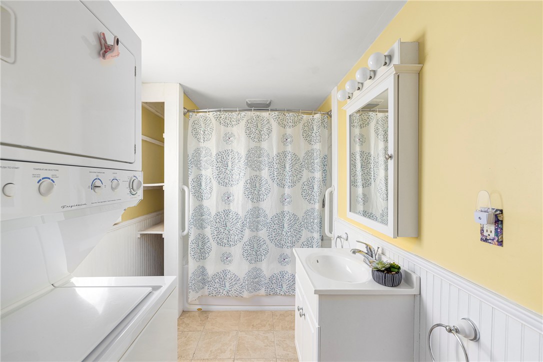 47 Deborah Road Warwick, RI 02888 - Photo 12 of 24 1st Floor Bath