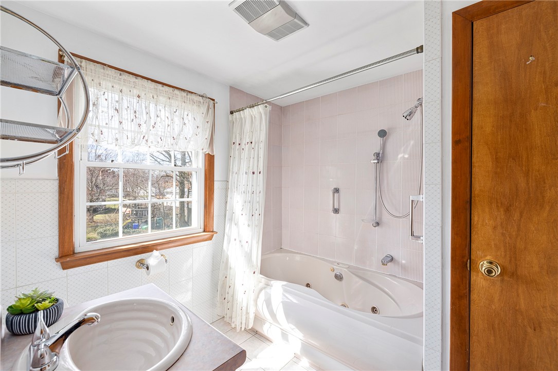 47 Deborah Road Warwick, RI 02888 - Photo 22 of 24 2n Floor bath