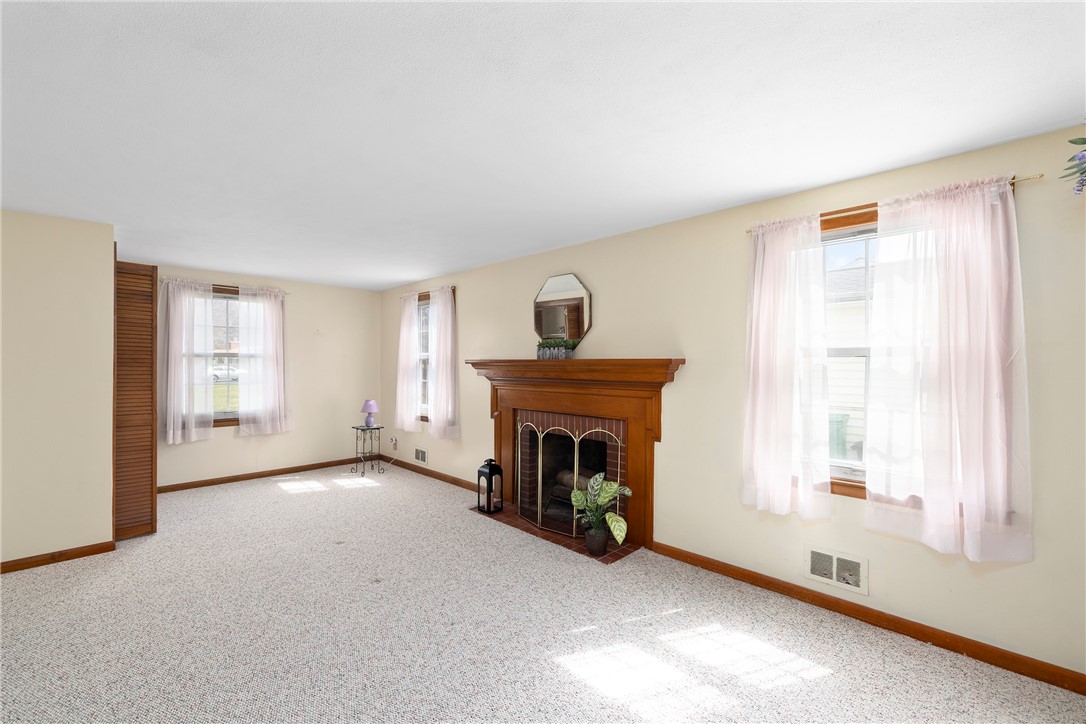 47 Deborah Road Warwick, RI 02888 - Photo 3 of 24 Living Room