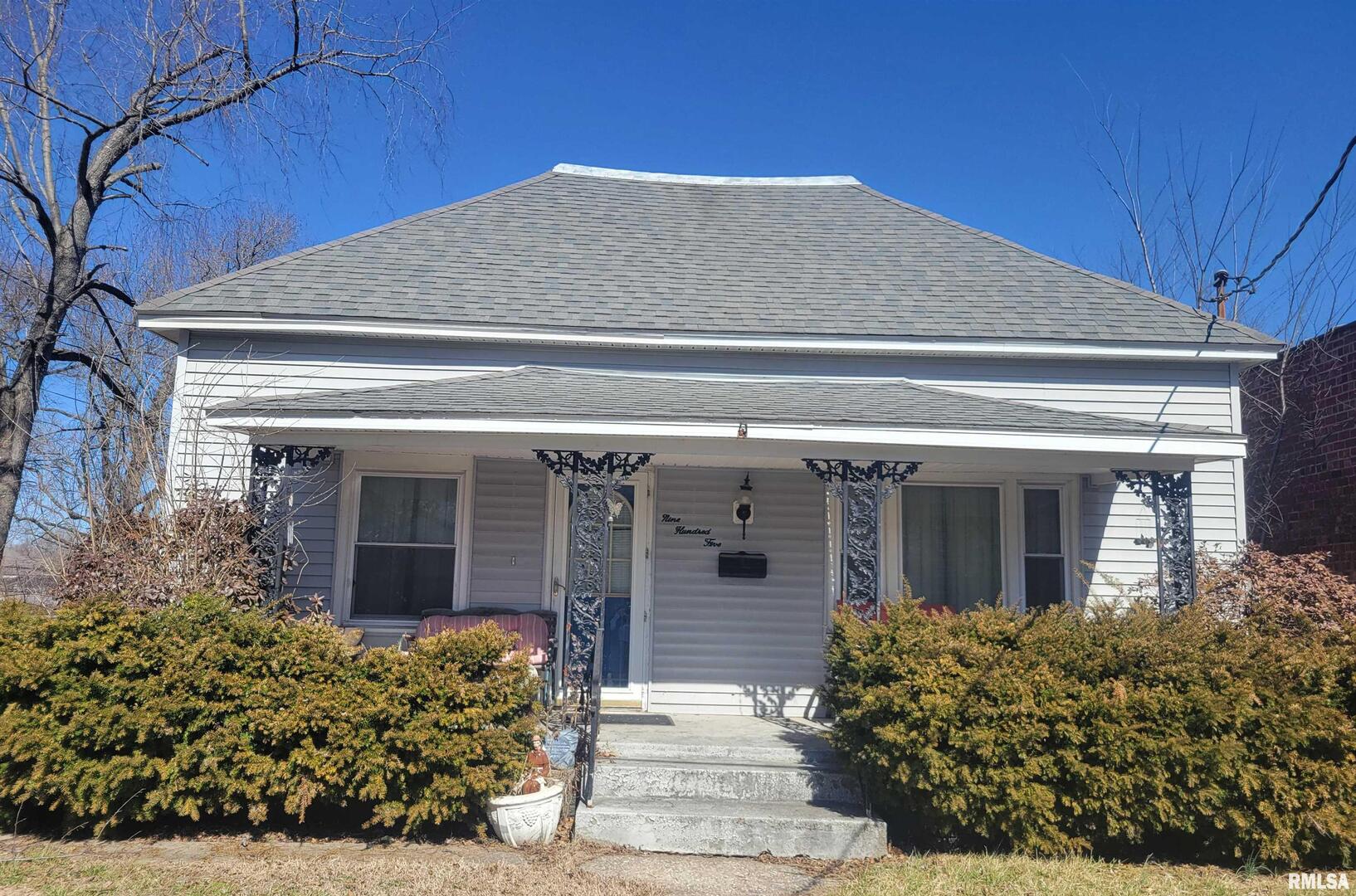 905 West Monroe Street Herrin, IL 62948 - Photo 1 of 14 a front view of a house with garden