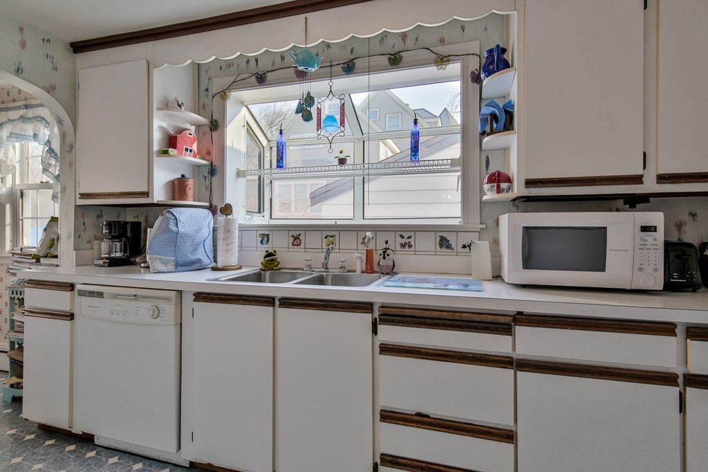53 Fletcher Road Bedford, MA 01730 - Photo 3 of 23 Gallery Image 3