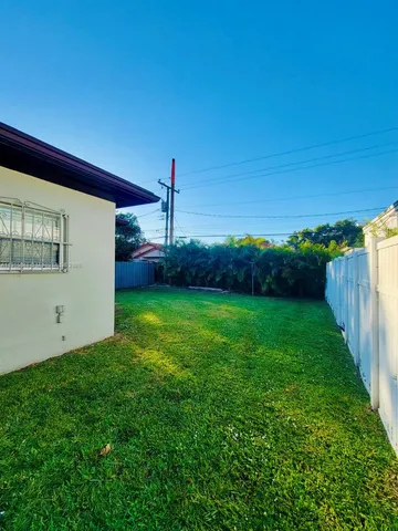 a view of a back yard