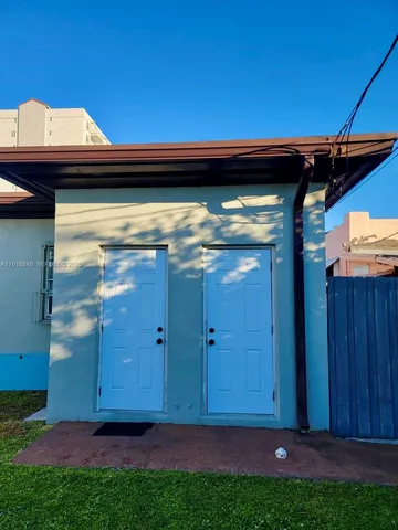 $2,100 | Golden Pines, Miami, FL 33145