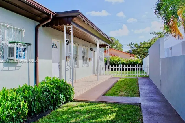 a view of back yard of the house