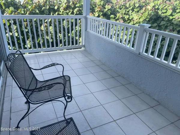 a view of a yard with palm trees