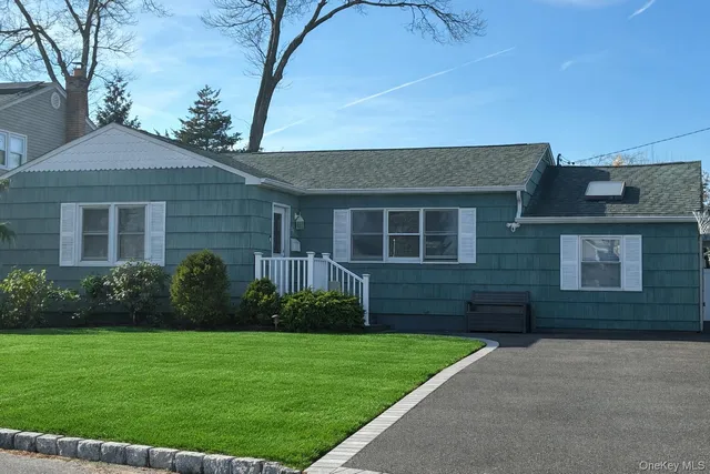 $724,999 | 34 Beach Street, West Islip, NY 11795