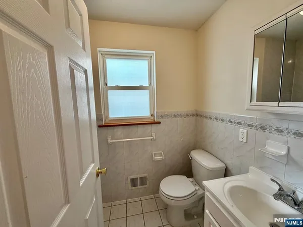 $2,800 | 725 Jersey Street, Unit 1F, Harrison, NJ 07029