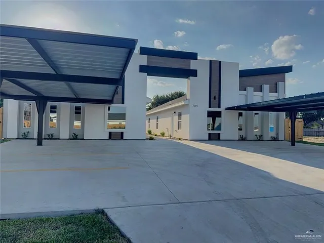 a view of an entrance of the house