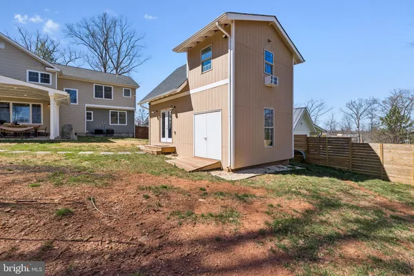 a view of a house with backyard