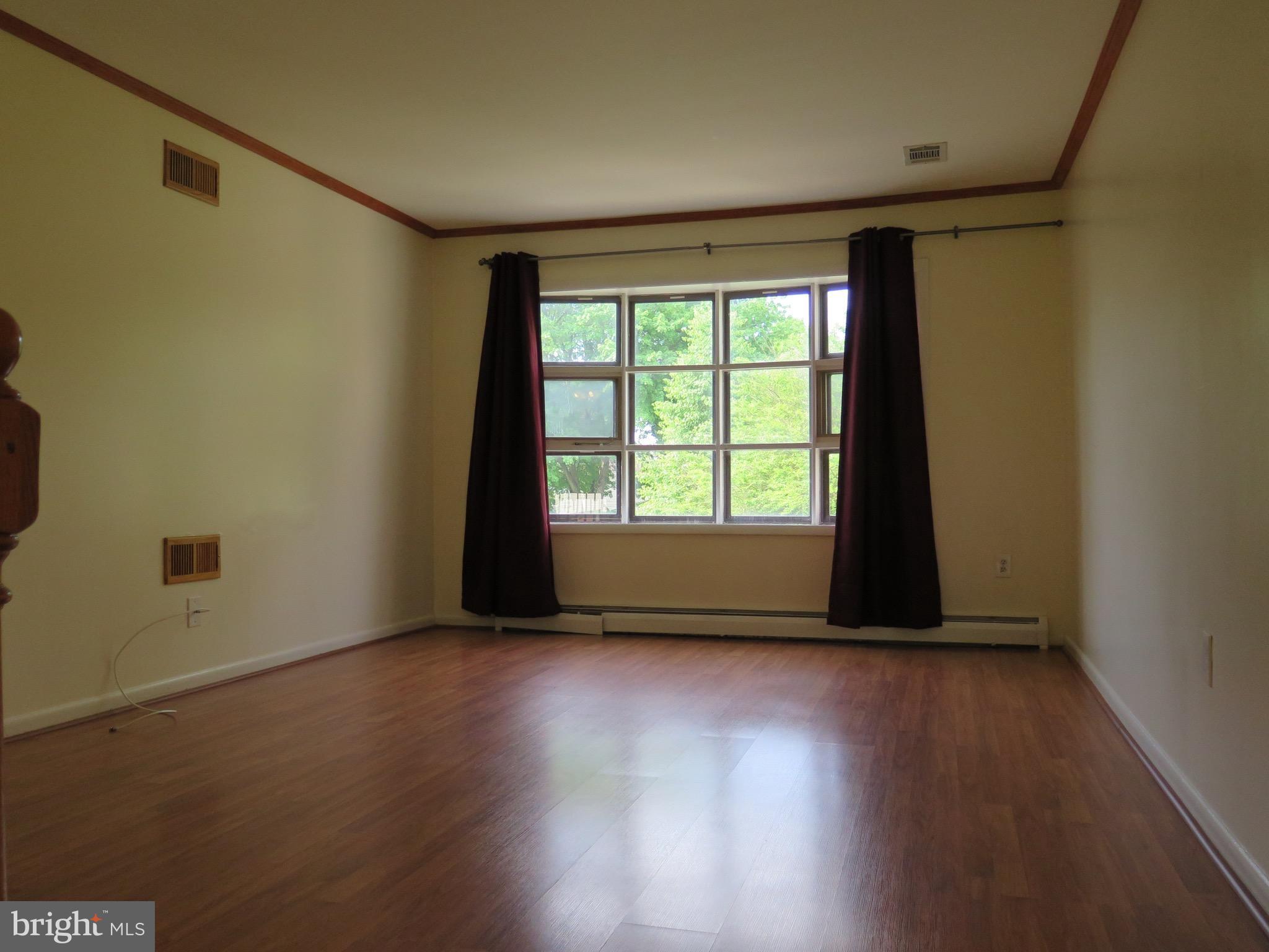 13700 Gilbert Road Woodbridge, VA 22193 - Photo 4 of 17 Living Room