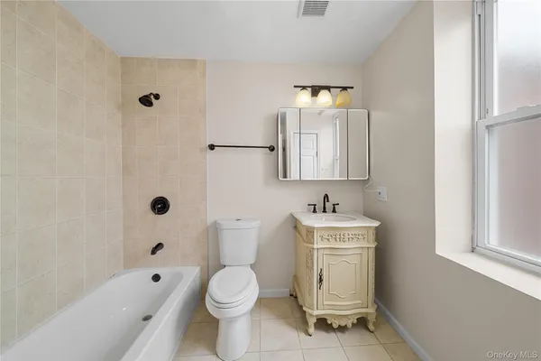 $2,850 | 402 Jericho Turnpike, Unit 4, New Hyde Park, NY 11040